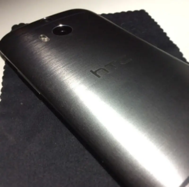 HTC One M8: brushed-metal finish.