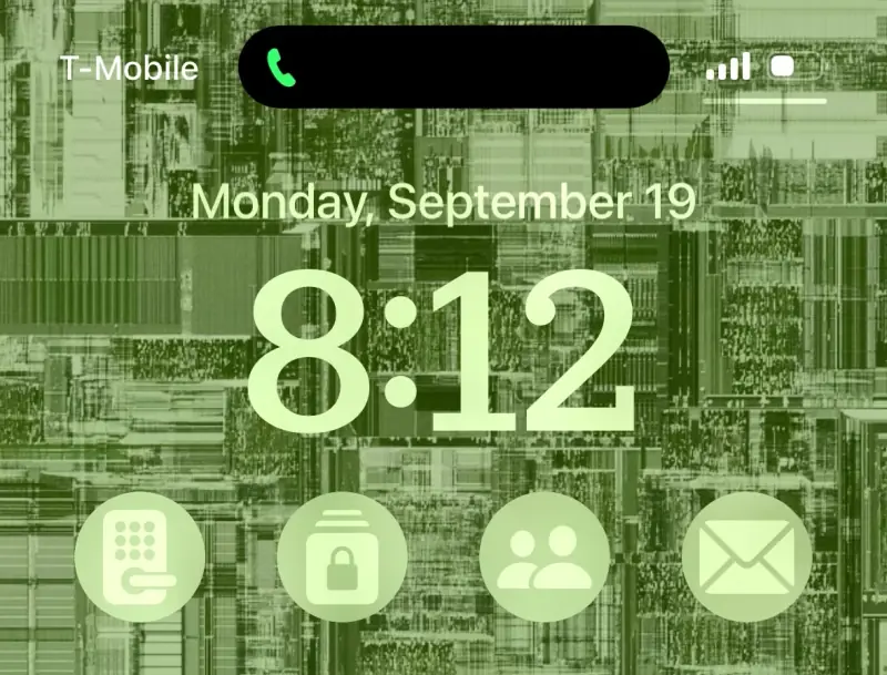 iPhone 14 Pro: Dynamic Island and lock screen.