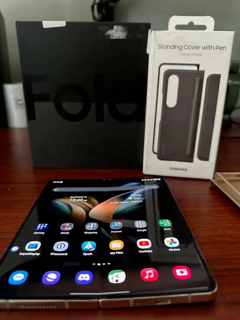 Samsung Galaxy Fold unboxing.