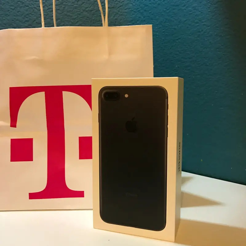 Matte black iPhone 7 Plus unboxing.